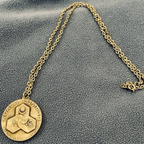 NWOT Pewter Medallion from Kuala Lumpur Malaysia - Picture 1 of 3